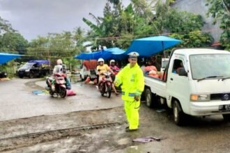 Satlantas Polres Takalar mengatur lalu lintas di Pasar Pattallassang, (10/1/2025).