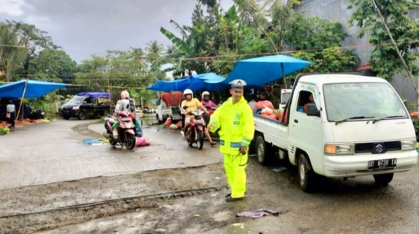 Satlantas Polres Takalar mengatur lalu lintas di Pasar Pattallassang, (10/1/2025).