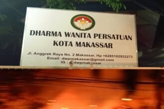 Kantor Disdik Makassar dilanda kebakaran pada dini hari (11/1/2025). (foto/kolase/arifin/ho)