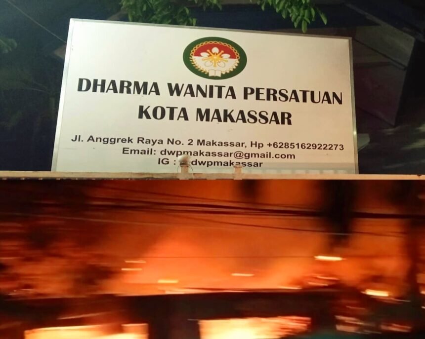 Kantor Disdik Makassar dilanda kebakaran pada dini hari (11/1/2025). (foto/kolase/arifin/ho)
