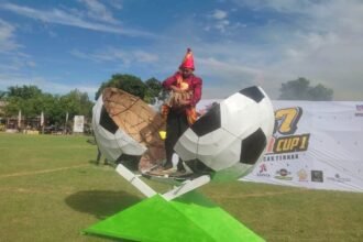 Pembukaan turnamen sepak bola Puncak Ternak (Punter) Cup I di Lapangan HM Piabang Salokaraja, Desa Pattondonsalu, Kecamatan Maiwa, Jumat (10/1/2025). (foto/tim/mp/enrekang)