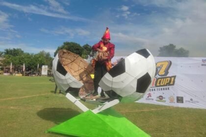 Pembukaan turnamen sepak bola Puncak Ternak (Punter) Cup I di Lapangan HM Piabang Salokaraja, Desa Pattondonsalu, Kecamatan Maiwa, Jumat (10/1/2025). (foto/tim/mp/enrekang)
