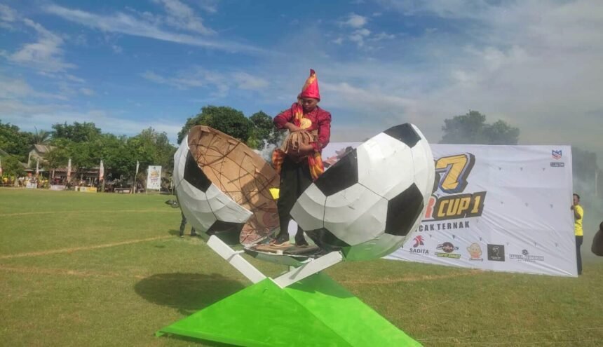 Pembukaan turnamen sepak bola Puncak Ternak (Punter) Cup I di Lapangan HM Piabang Salokaraja, Desa Pattondonsalu, Kecamatan Maiwa, Jumat (10/1/2025). (foto/tim/mp/enrekang)