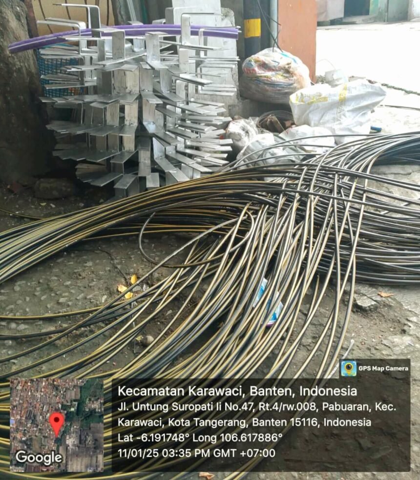 Pemasangan tiang dan kabel internet di Kota Tangerang, (12/1/2025). (foto/gwi/ho)