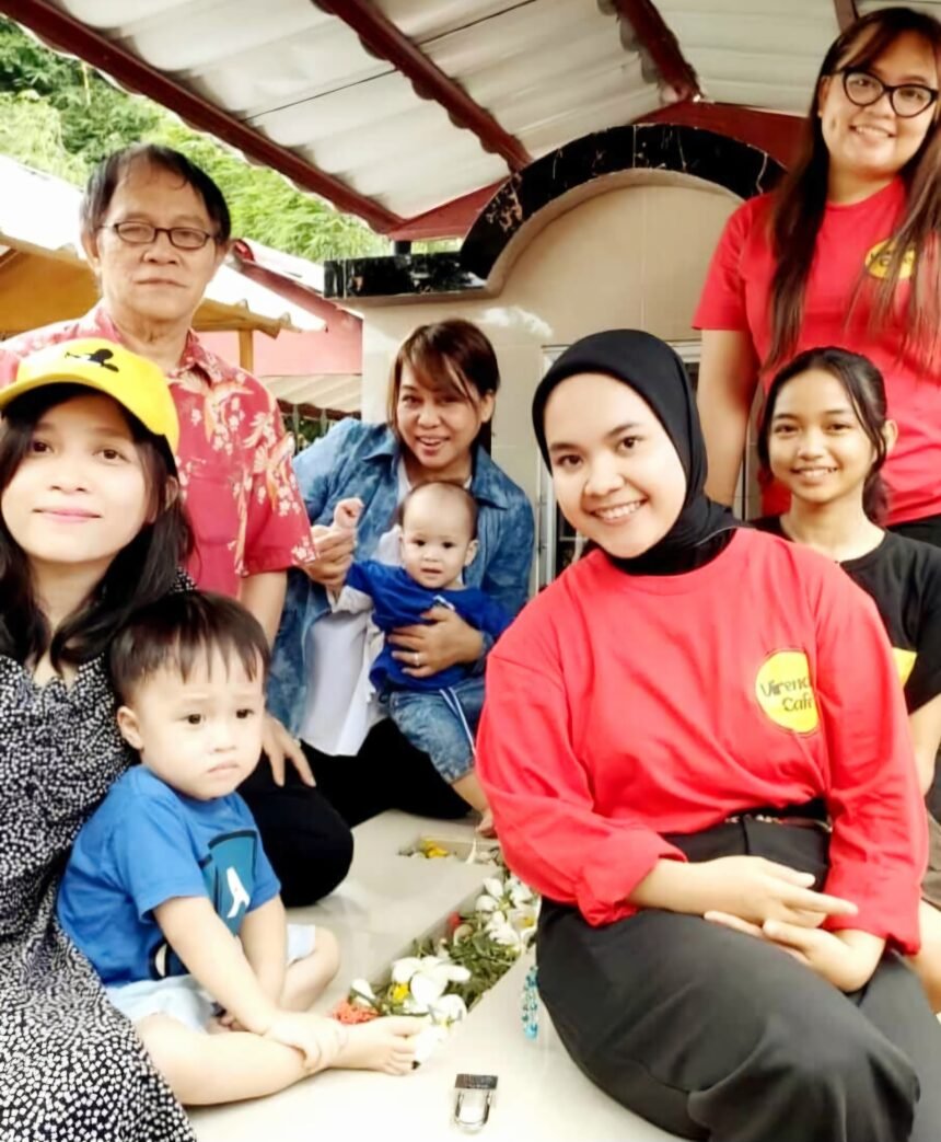 Keluarga almarhum Virendy Marjefy Wehantouw mengunjungi makamnya di Tempat Pekuburan Umum (TPU) Kristen Pannara, Antang, Makassar, untuk memperingati dua tahun kepergian Virendy, Selasa (14/1/2025).