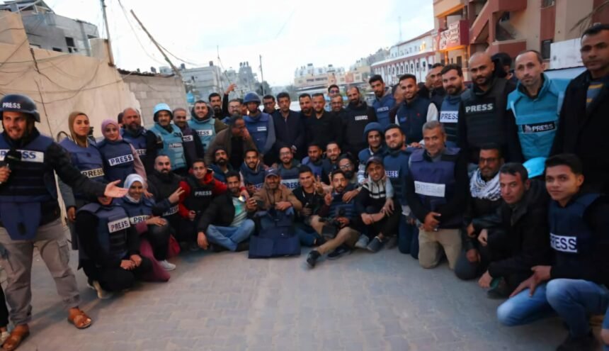 Para jurnalis di detik-detik akhir perang Israel-Gaza di Rumah Sakit Nasser, (19/1/2025).