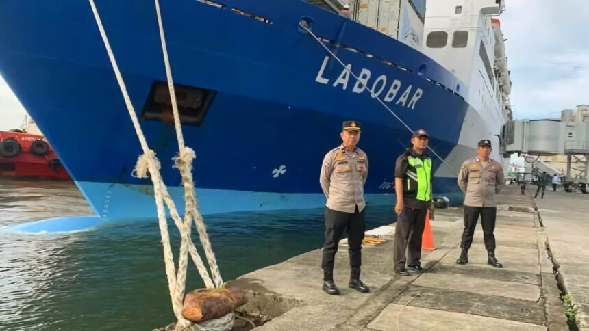 Anggota Polsek Kawasan Pelabuhan Soekarno Hatta (Soeta) Polres Pelabuhan Makassar rutin melaksanakan patroli di area dermaga, (20/1/2025).