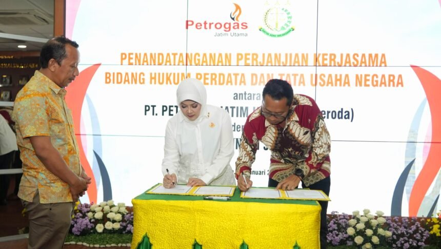 Kejati Jatim kerjasama hukum dengan PT. Petrogas Jatim Utama, (20/1/2025). (wakomindo/ho)