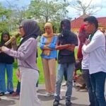 HMI Namlea menggelar aksi damai di depan Kantor Polres Buru pada Kamis (23/1/2025). (K-50/ho)