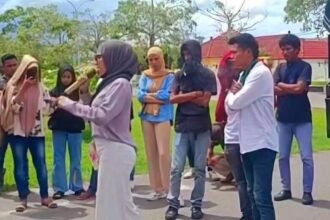 HMI Namlea menggelar aksi damai di depan Kantor Polres Buru pada Kamis (23/1/2025). (K-50/ho)