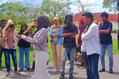 HMI Namlea menggelar aksi damai di depan Kantor Polres Buru pada Kamis (23/1/2025). (K-50/ho)