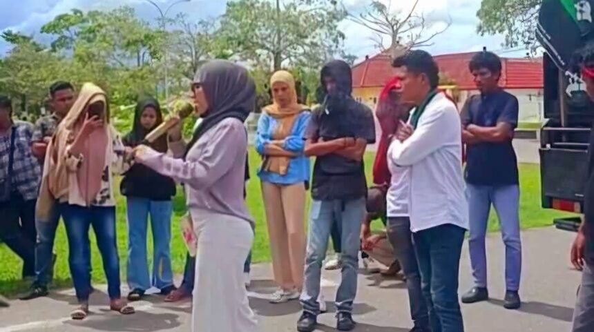HMI Namlea menggelar aksi damai di depan Kantor Polres Buru pada Kamis (23/1/2025). (K-50/ho)
