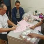 Kejati Jatim terima penyerahan tersangka kasus pajak Rp.1,2 Miliar, (23/1/2025). (wakomindo/ho/mp)