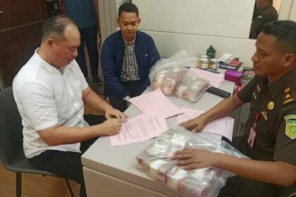 Kejati Jatim terima penyerahan tersangka kasus pajak Rp.1,2 Miliar, (23/1/2025). (wakomindo/ho/mp)