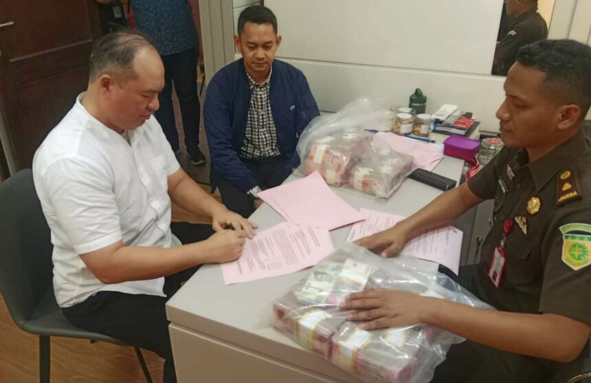 Kejati Jatim terima penyerahan tersangka kasus pajak Rp.1,2 Miliar, (23/1/2025). (wakomindo/ho/mp)