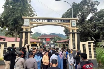 Alliance For Justice gelar aksi di depan Polres Enrekang, (23/1/2025).