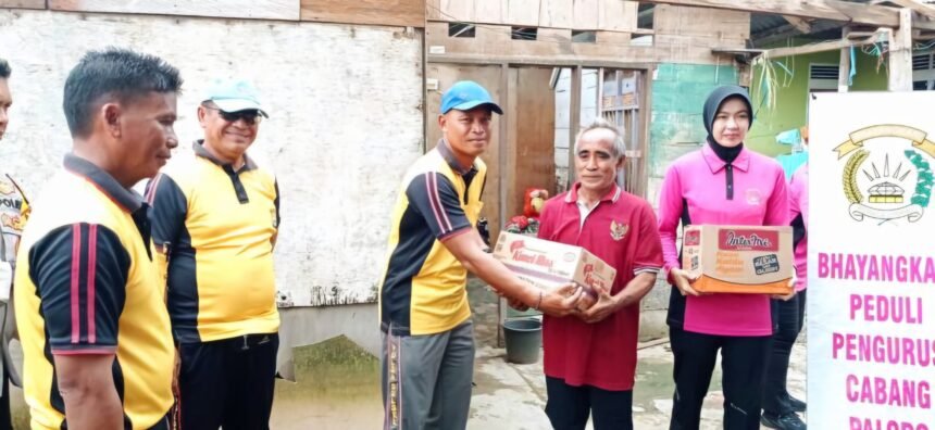 Kapolres Palopo sambangi warga Kelurahan Temmalebba, Kecamatan Bara yang terdampak angin puting beliung, (24/1/2025).