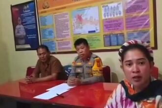 Putri Anggerany (pelapor) memberikan klarifikasi secara langsung di Polsek Tallo, disaksikan oleh Kapolsek Tallo, Kompol Syamsuardi.