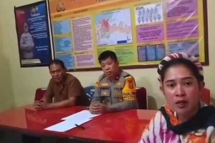 Putri Anggerany (pelapor) memberikan klarifikasi secara langsung di Polsek Tallo, disaksikan oleh Kapolsek Tallo, Kompol Syamsuardi.