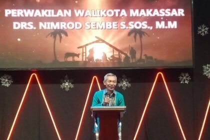 Camat Wajo, Drs. Nimrod Sembe, S.Sos., M.M., yang memberikan sambutan mewakili Pemerintah Kota Makassar.
