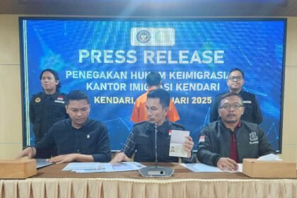 Kantor Imigrasi Kendari telah melakukan deportasi terhadap seorang Warga Negara Asing (WNA) asal China berinisial LY (41 tahun).