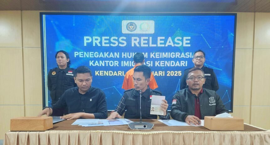 Kantor Imigrasi Kendari telah melakukan deportasi terhadap seorang Warga Negara Asing (WNA) asal China berinisial LY (41 tahun).