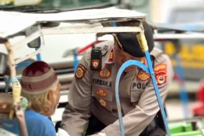 Satuan Samapta (Satsamapta) Polres Pelabuhan Makassar menggelar patroli sambil berbagi bantuan sosial kepada warga kurang mampu.