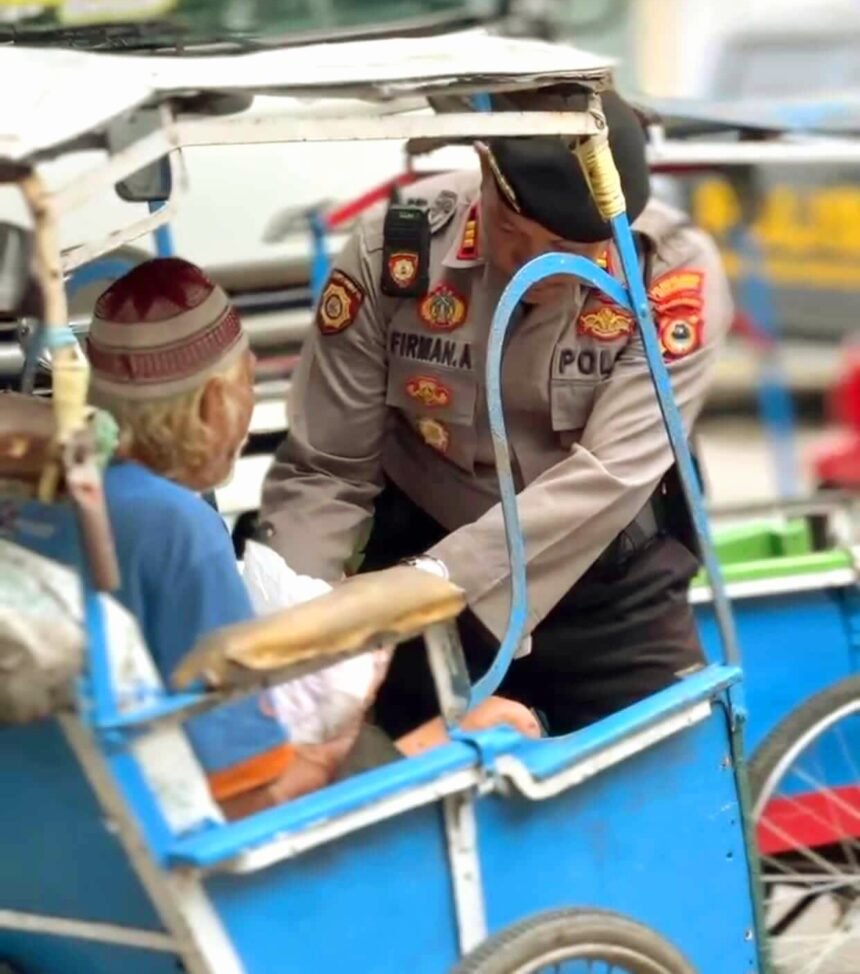 Satuan Samapta (Satsamapta) Polres Pelabuhan Makassar menggelar patroli sambil berbagi bantuan sosial kepada warga kurang mampu.