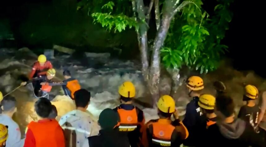 Tiga mahasiswa Unhas terseret arus di Bislab, Pattunuang Maros, Kamis (23/1/2025).