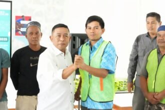 Pelindo bagikan 1.000 rompi untuk sopir JPT dalam rangka peringatan Bulan K3 Nasional 2025, bertempat di Kantor TPK New Makassar, (31/1/2025). 