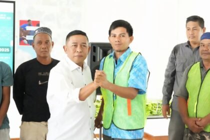 Pelindo bagikan 1.000 rompi untuk sopir JPT dalam rangka peringatan Bulan K3 Nasional 2025, bertempat di Kantor TPK New Makassar, (31/1/2025). 