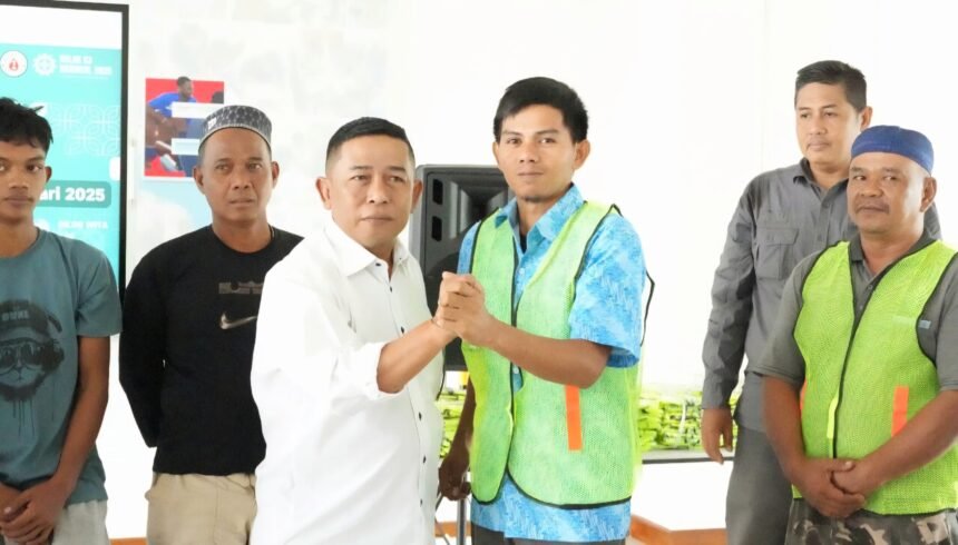 Pelindo bagikan 1.000 rompi untuk sopir JPT dalam rangka peringatan Bulan K3 Nasional 2025, bertempat di Kantor TPK New Makassar, (31/1/2025). 