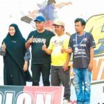 Owner Puncak ternak H. Asrul Saleh bersama isteri Hj. Hariani Halal berdampingan dengan manajer Batuapi FC dan Pimpinan PT. Jafpa Cabang Makassar, (1/2/2025).