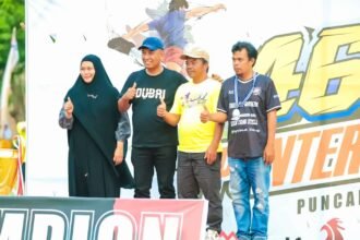 Owner Puncak ternak H. Asrul Saleh bersama isteri Hj. Hariani Halal berdampingan dengan manajer Batuapi FC dan Pimpinan PT. Jafpa Cabang Makassar, (1/2/2025).