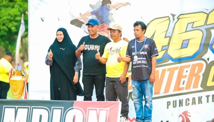 Owner Puncak ternak H. Asrul Saleh bersama isteri Hj. Hariani Halal berdampingan dengan manajer Batuapi FC dan Pimpinan PT. Jafpa Cabang Makassar, (1/2/2025).