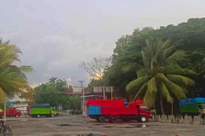 Pemeriksaan Mobil Truk di Pelabuhan Ferry Namlea, Kabupaten Buru. (K.05/HO)