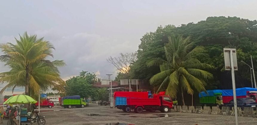 Pemeriksaan Mobil Truk di Pelabuhan Ferry Namlea, Kabupaten Buru. (K.05/HO)