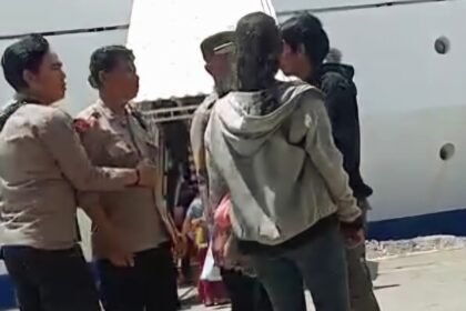 Insiden terjadi di Pelabuhan Makassar antara petugas Polsek Soeta Polres Pelabuhan dan pedagang asongan, (5/2/2025). (ss/pl/ho)