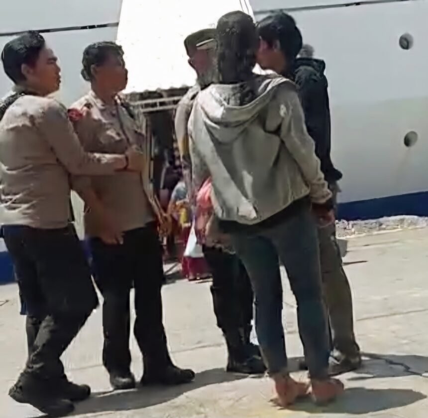 Insiden terjadi di Pelabuhan Makassar antara petugas Polsek Soeta Polres Pelabuhan dan pedagang asongan, (5/2/2025). (ss/pl/ho)