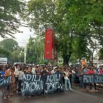 Ribuan massa tuntut Jokowi diadili di Makassar, Jum'at (7/2/2025).