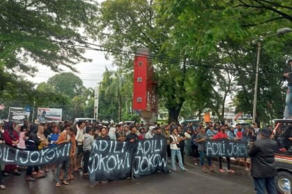 Ribuan massa tuntut Jokowi diadili di Makassar, Jum'at (7/2/2025).