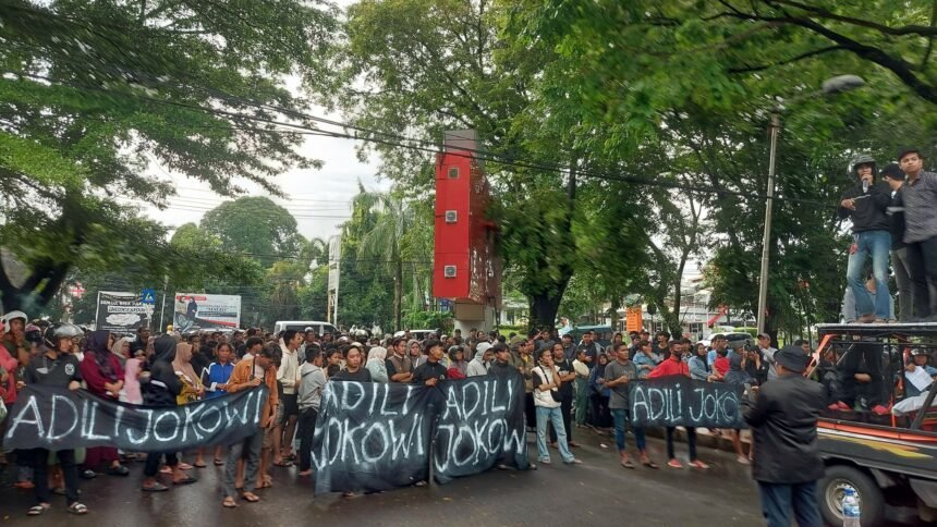 Ribuan massa tuntut Jokowi diadili di Makassar, Jum'at (7/2/2025).