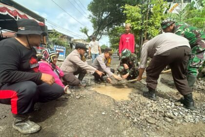 Jalan berlubang di Gowa, (8/2/2025).