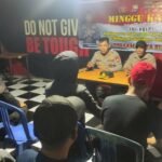 tim Minggu Kasih menyambangi warga di Warkop 51, Jalan Perintis Kemerdekaan, Makassar, Minggu (9/2/2025).