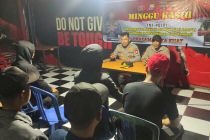 tim Minggu Kasih menyambangi warga di Warkop 51, Jalan Perintis Kemerdekaan, Makassar, Minggu (9/2/2025).