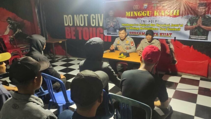 tim Minggu Kasih menyambangi warga di Warkop 51, Jalan Perintis Kemerdekaan, Makassar, Minggu (9/2/2025).
