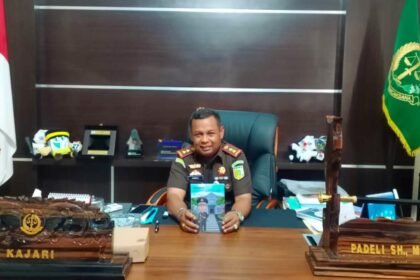 Buku biografi Kepala Kejaksaan Negeri (Kajari) Enrekang, Padeli, SH, M.Hum. (ijy/mp)