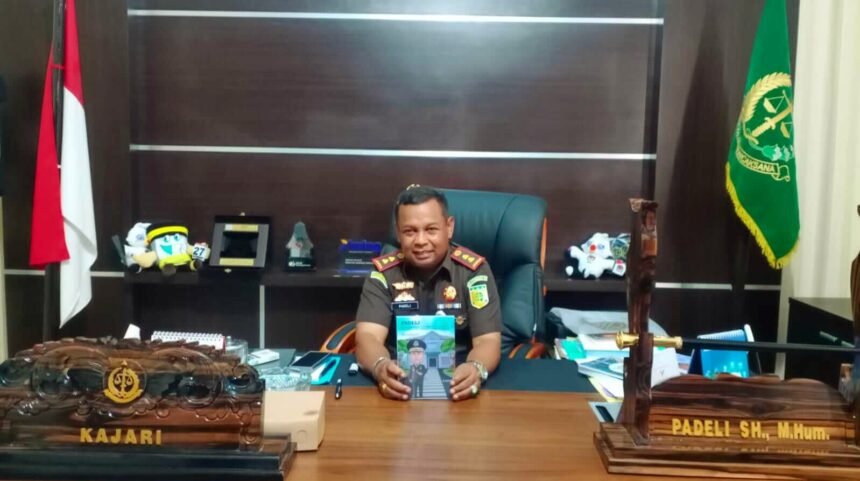 Buku biografi Kepala Kejaksaan Negeri (Kajari) Enrekang, Padeli, SH, M.Hum. (ijy/mp)