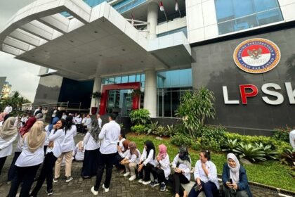 Ikatan Pegawai LPSK mendesak pimpinan untuk secara terbuka mengumumkan moratorium layanan perlindungan kepada publik.