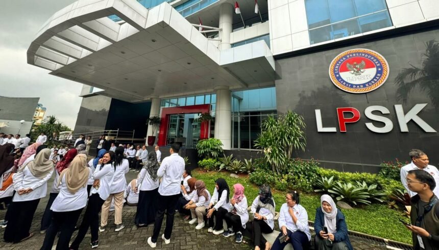 Ikatan Pegawai LPSK mendesak pimpinan untuk secara terbuka mengumumkan moratorium layanan perlindungan kepada publik.